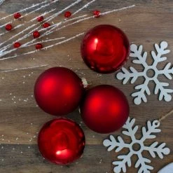 Northlight 4pc Shiny and Matte Glass Ball Christmas Ornament Set 4" - Red